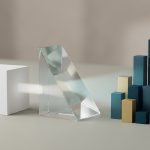 Cubo blanco atravesando un prisma que lo separa en bloques de distinto tamano