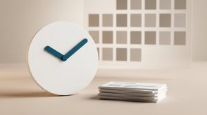 Reloj y registros diarios de jornada sobre un calendario